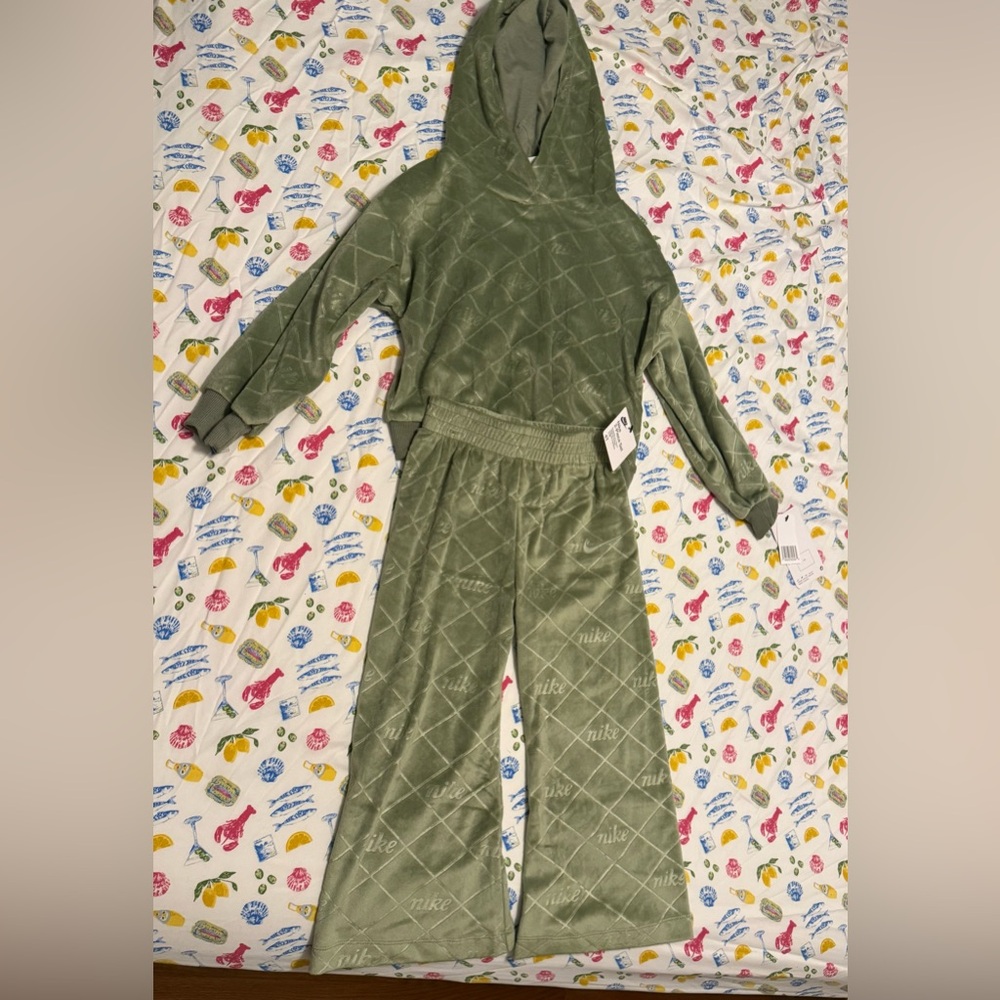 Nike Kids Matching Set in Olive Green. Size 4T (girl)